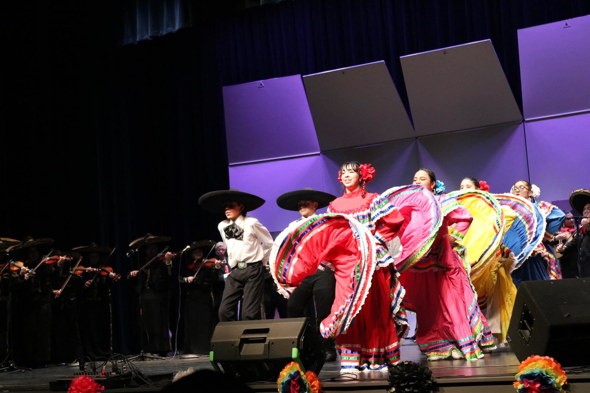  Las Aguilas de Oro Performing