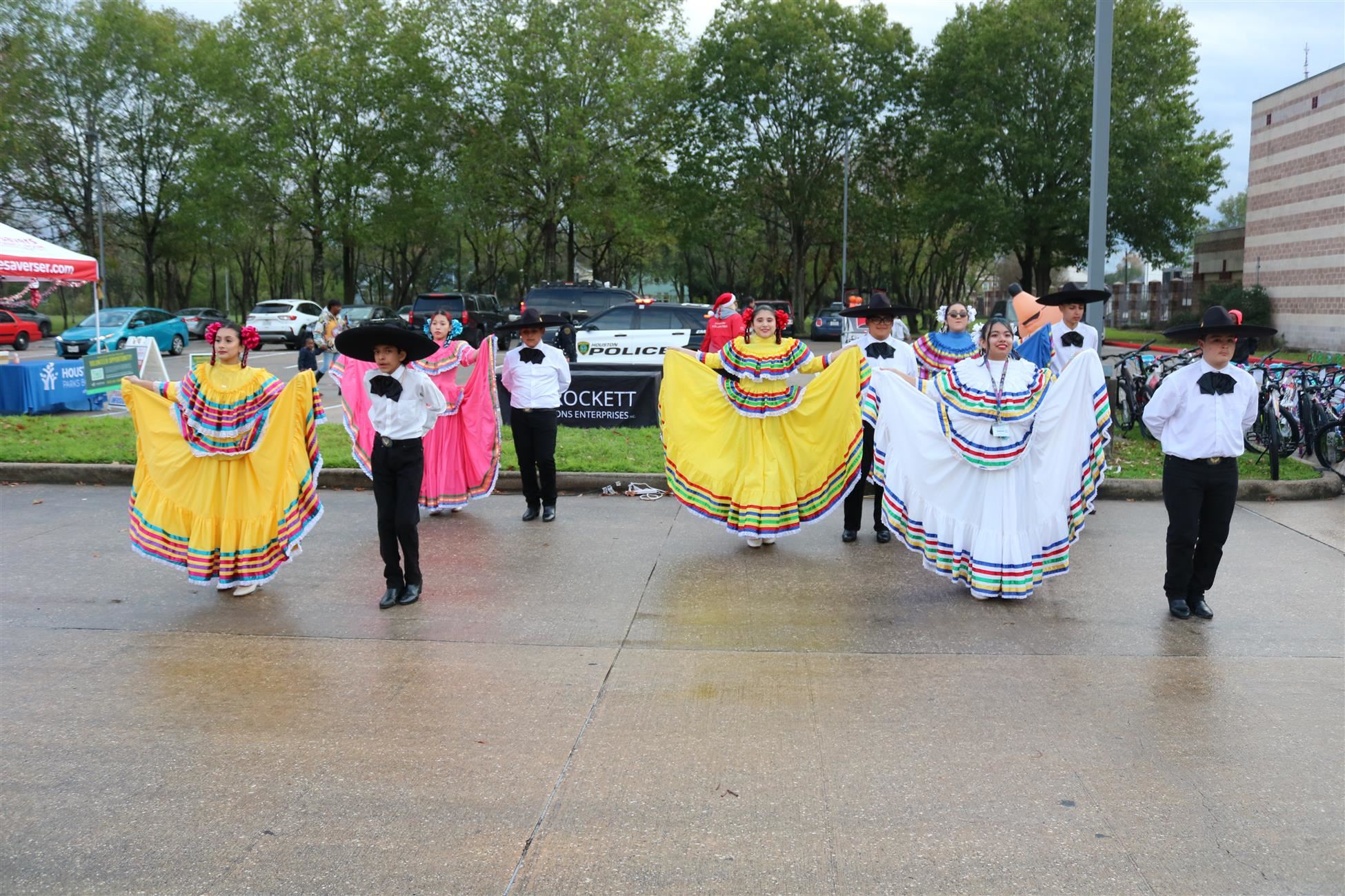  Las Aguilas de Oro dancing