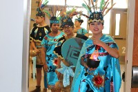  Aztec dancers