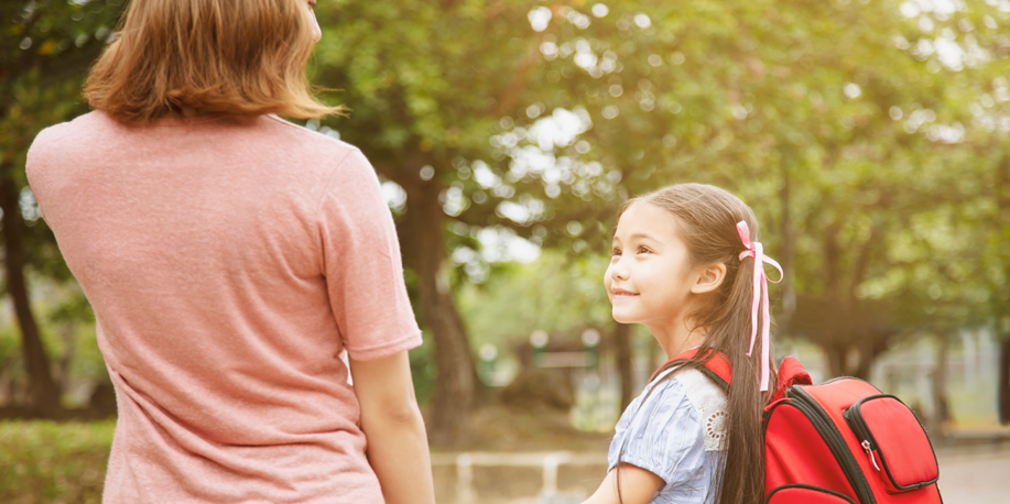  mom with daughter to school