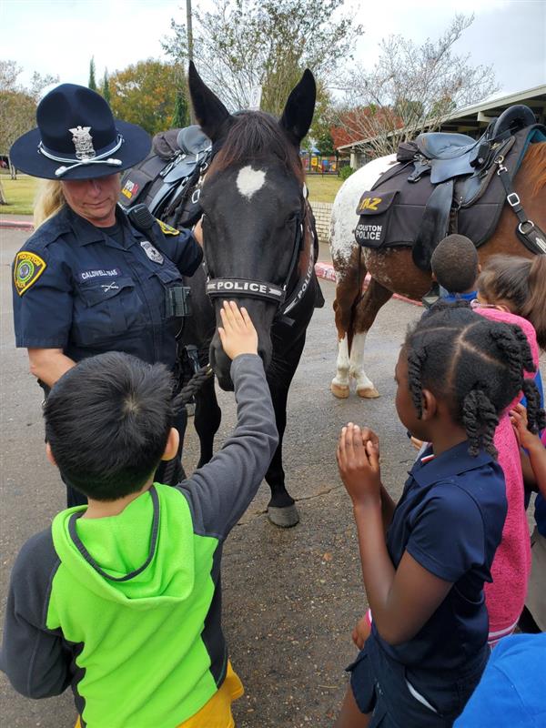 Students meeting police officer and her horse